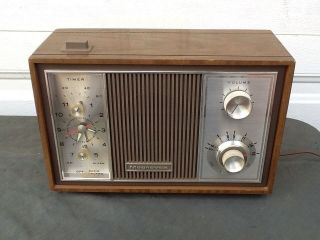 Vintage Magnavox C 7 Mid century Wooden Tube Radio w/alarm Clock.AM 