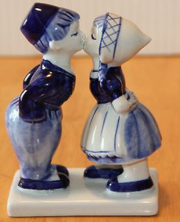 Delftsblauw Delft Blue Boy & Girl Kissing Hand Painted Figurine #633 