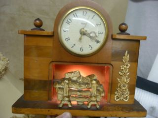 VINTAGE UNITED NOVELTY FIREPLACE LIGHTED CLOCK, 1940S WORKS