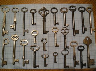 Antique Skeleton keys Replicas Assorted Styles Sizes 150 keys and 