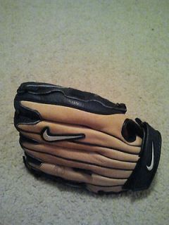 nike gloves in Gloves & Mitts