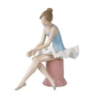  DEALER Nao Lladro Porcelain Figurine SITTING BALLET DANCER Ballerina