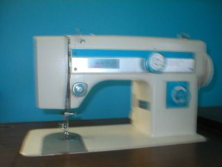 VINTAGE MODERN HOME SEWING MACHINE Model No. 7200 with Folding Table 