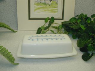   Blue Snowflake GARLAND Pyrex 1/4 lb pound Covered Stick Butter Dish