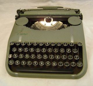   CORONA ZEPHYR Deluxe Portable Typewriter w Case & Round Keys WORKS