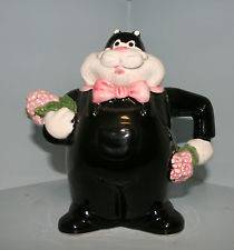 Black Cat Teapot   No Idea what the brand is or who the manufacturer 