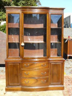 BROYHILL TRADITIONAL MAHOGANY CURVED CROWN GLASS CHINA CABINET