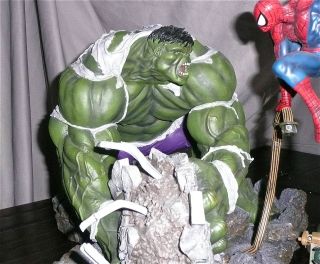 Sideshow Collectibles Exclusive Incredible Hulk vs. Spider Man DIORAMA 