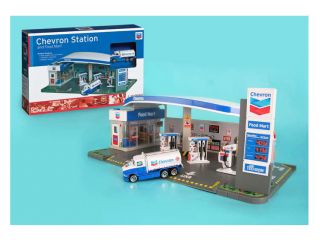   GAS STATION DIORAMA & FOOD MART 1/64 SCALE WITH CAR BY DARON RT187215