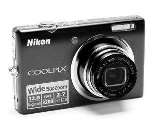 Nikon Coolpix S570 camera 12MP 5X zoom SD card, charger battery 