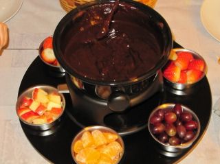 Aproveite o inverno e o fim de semana para fazer fondue de chocolate.