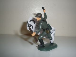BRITAINS GERMAN WITH RIFLE & GRENADE WW II NEW WITH TAG