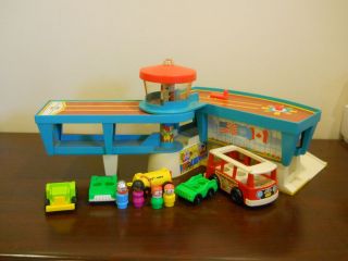 VINTAGE FISHER PRICE LITTLE PEOPLE AIRPORT TOY CARS LOT FAMILY PLAY 