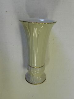Vintage Toyo Signature Collection Vase. Japan. Ivory with Gold Accents 