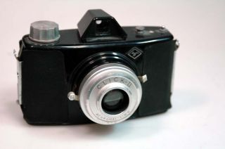 1950th bakelite with no chips shutter fires camera comes with build in 