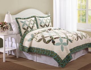 THIS STYLISH BEDDING SET SHOWCASES COUNTRY WEDDING RING PATTERN WITH 