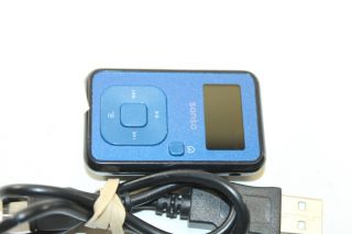 100 % functional sandisk sansa clip+ 4gb blue  player