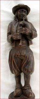   cornemuse Breton, en bois sculpté vers 1940. Bon état. Hauteur 45cm