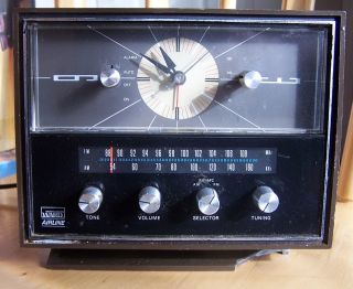 Vintage Retro Style Clock Radio Montgomery Wards Airline Tabletop Am
