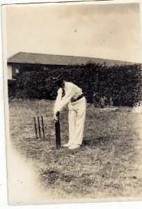 PHOTOGRAPH YOUNG SCHOOLBOY IN WHITES WITH CRICKET BAT AT WICKET 1920S