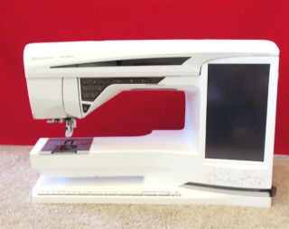 Viking Diamond Deluxe Sewing/Embroidery Machine MINT