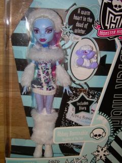 NIB Mattel MONSTER HIGH Yeti Doll ABBEY BOMINABLE w/ Pet Shiver HTF