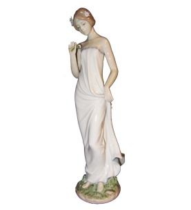 Description Lladro Beautiful Gloria, Reference #8429. Brand New in the