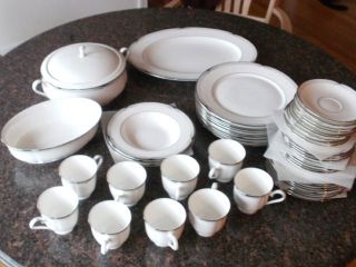 LENOX ERIN DEBUT COLLECTION FINE BONE CHINA 51 PIECES 9  5 PC. PLACE