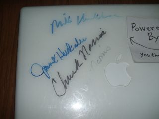   mac Apple ibook g3 M6497 laptop signed by Chuck Norris Mike Huckabee