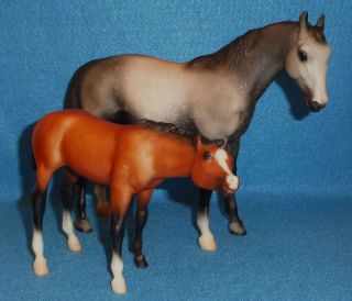  TRADITIONAL MODEL HORSE 3357 THOROUGHBRED MARE NURSING FOAL 2000 02