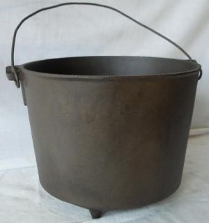 ANTIQUE OLD CAST IRON #8 FOOTED 2 GAL KETTLE BEAN COWBOY CAMP FIRE