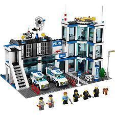 LEGO 7498 CITY POLICE STATION, NEW&SEALED, HARD TO FIND, GREAT GIFT