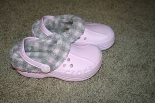 Girls Pink Mammouth Fur Lined Crocs   Size 12/13 Child